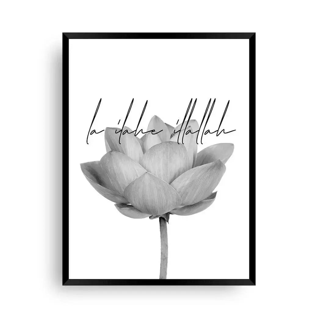 Wallart "La ilahe illallah | Grau Lotus - Das islamische Glaubensbekenntnis in Grau" - Wandschmuck-Shop.de